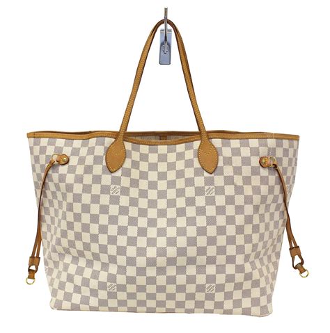 louis vuitton white bag inside.